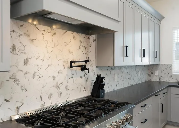 Desert Jewel: New 4bd With Game Private Pool Phoenix