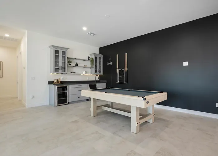 Desert Jewel: New 4bd With Game Private Pool