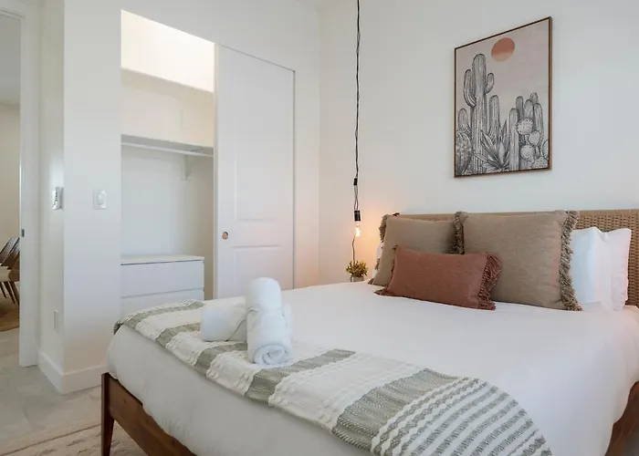 Desert Jewel: New 4bd With Game Private Pool